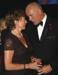04-09-2006 SHOWBIZZ; VEERTIENDE EDITIE VAN AMSTERDAM DINER VOOR AIDSBESTRIJDING. Het was dit keer een Koninklijk Amsterdam Diner daar Prinses Mabel en Prins Friso aanwezig waren en zich kostelijk vermaakten tussen de vele gasten. De 1300 gasten genoten van veel life muziek van o.a.Angela Groothuizen,Ronnie Tober,Vulcano,Denise Jannah,Sandra Reemer, Liesbeth List en Ramses Shaffy en uit Amerika The Gibson Brothers.De avond begon met een emotioneel op treden van Ramses Shaffy die iedereen kippevel bezorgde. Robert Weyhenke de initiatiefnemer van dit gala kan terug kijken op een zeer geslaagde avond met een opbrengst van 460.000 euro voor de bestrijding van aids. Vele prominente gasten waren de gehele avond aanwezig namelijk: Boris Dittrich-Estelle Gullit-Tom Westenmeijer-Mart Visser-Frans Molenaar-Addy van den Krommenacker-Marisa Polin-Hans Hoogervorst-Ans en Sigrid Markus-Frits Wester-Leotien Borsato en Leco van Zadelhoff-Neelie Smit Kroes-Barbara de Loor-Jan Driessen-Mark Rutte-Tineke Verburg-Evert Santegoeds-Michiel en Pauline Mol-Ed Nijpels-John Jaakke-Ada Kok- Joop Wijn en natuurlijk Prins Friso en Prinses Mabel die maar niet genoeg konden krijgen van alle aandacht en genoten daarvan ook met volle teugen. Al met al een zeer geslaagde avond voor het goede doel. 
foto: Albert den Iseger.