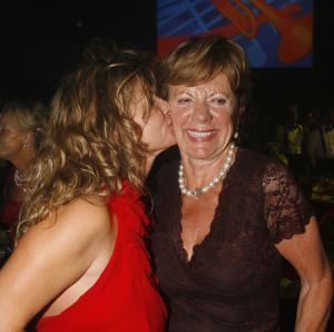 04-09-2006 SHOWBIZZ; VEERTIENDE EDITIE VAN AMSTERDAM DINER VOOR AIDSBESTRIJDING. Het was dit keer een Koninklijk Amsterdam Diner daar Prinses Mabel en Prins Friso aanwezig waren en zich kostelijk vermaakten tussen de vele gasten. De 1300 gasten genoten van veel life muziek van o.a.Angela Groothuizen,Ronnie Tober,Vulcano,Denise Jannah,Sandra Reemer, Liesbeth List en Ramses Shaffy en uit Amerika The Gibson Brothers.De avond begon met een emotioneel op treden van Ramses Shaffy die iedereen kippevel bezorgde. Robert Weyhenke de initiatiefnemer  van dit gala  kan terug kijken op een zeer geslaagde avond met een opbrengst van 460.000 euro voor de bestrijding van aids. Vele prominente gasten waren de gehele avond aanwezig namelijk: Boris Dittrich-Estelle Gullit-Tom Westenmeijer-Mart Visser-Frans Molenaar-Addy van den Krommenacker-Marisa Polin-Hans Hoogervorst-Ans en Sigrid Markus-Frits Wester-Leotien Borsato en Leco van Zadelhoff-Neelie Smit Kroes-Barbara de Loor-Jan Driessen-Mark Rutte-Tineke Verburg-Evert Santegoeds-Michiel en Pauline Mol-Ed Nijpels-John Jaakke-Ada Kok- Joop Wijn en natuurlijk Prins Friso en Prinses Mabel die maar niet genoeg konden krijgen van alle aandacht en genoten daarvan ook met volle teugen. Al met al een zeer geslaagde avond voor het goede doel.
foto: Albert den Iseger.