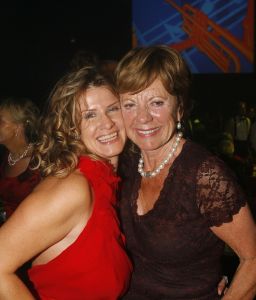 04-09-2006 SHOWBIZZ; VEERTIENDE EDITIE VAN AMSTERDAM DINER VOOR AIDSBESTRIJDING. Het was dit keer een Koninklijk Amsterdam Diner daar Prinses Mabel en Prins Friso aanwezig waren en zich kostelijk vermaakten tussen de vele gasten. De 1300 gasten genoten van veel life muziek van o.a.Angela Groothuizen,Ronnie Tober,Vulcano,Denise Jannah,Sandra Reemer, Liesbeth List en Ramses Shaffy en uit Amerika The Gibson Brothers.De avond begon met een emotioneel op treden van Ramses Shaffy die iedereen kippevel bezorgde. Robert Weyhenke de initiatiefnemer  van dit gala  kan terug kijken op een zeer geslaagde avond met een opbrengst van 460.000 euro voor de bestrijding van aids. Vele prominente gasten waren de gehele avond aanwezig namelijk: Boris Dittrich-Estelle Gullit-Tom Westenmeijer-Mart Visser-Frans Molenaar-Addy van den Krommenacker-Marisa Polin-Hans Hoogervorst-Ans en Sigrid Markus-Frits Wester-Leotien Borsato en Leco van Zadelhoff-Neelie Smit Kroes-Barbara de Loor-Jan Driessen-Mark Rutte-Tineke Verburg-Evert Santegoeds-Michiel en Pauline Mol-Ed Nijpels-John Jaakke-Ada Kok- Joop Wijn en natuurlijk Prins Friso en Prinses Mabel die maar niet genoeg konden krijgen van alle aandacht en genoten daarvan ook met volle teugen. Al met al een zeer geslaagde avond voor het goede doel.
foto: Albert den Iseger.