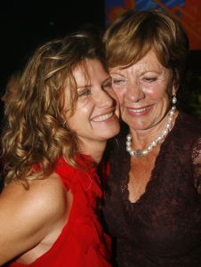 04-09-2006 SHOWBIZZ; VEERTIENDE EDITIE VAN AMSTERDAM DINER VOOR AIDSBESTRIJDING. Het was dit keer een Koninklijk Amsterdam Diner daar Prinses Mabel en Prins Friso aanwezig waren en zich kostelijk vermaakten tussen de vele gasten. De 1300 gasten genoten van veel life muziek van o.a.Angela Groothuizen,Ronnie Tober,Vulcano,Denise Jannah,Sandra Reemer, Liesbeth List en Ramses Shaffy en uit Amerika The Gibson Brothers.De avond begon met een emotioneel op treden van Ramses Shaffy die iedereen kippevel bezorgde. Robert Weyhenke de initiatiefnemer  van dit gala  kan terug kijken op een zeer geslaagde avond met een opbrengst van 460.000 euro voor de bestrijding van aids. Vele prominente gasten waren de gehele avond aanwezig namelijk: Boris Dittrich-Estelle Gullit-Tom Westenmeijer-Mart Visser-Frans Molenaar-Addy van den Krommenacker-Marisa Polin-Hans Hoogervorst-Ans en Sigrid Markus-Frits Wester-Leotien Borsato en Leco van Zadelhoff-Neelie Smit Kroes-Barbara de Loor-Jan Driessen-Mark Rutte-Tineke Verburg-Evert Santegoeds-Michiel en Pauline Mol-Ed Nijpels-John Jaakke-Ada Kok- Joop Wijn en natuurlijk Prins Friso en Prinses Mabel die maar niet genoeg konden krijgen van alle aandacht en genoten daarvan ook met volle teugen. Al met al een zeer geslaagde avond voor het goede doel.
foto: Albert den Iseger.
