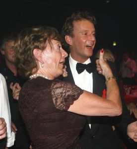 04-09-2006 SHOWBIZZ; VEERTIENDE EDITIE VAN AMSTERDAM DINER VOOR AIDSBESTRIJDING. Het was dit keer een Koninklijk Amsterdam Diner daar Prinses Mabel en Prins Friso aanwezig waren en zich kostelijk vermaakten tussen de vele gasten. De 1300 gasten genoten van veel life muziek van o.a.Angela Groothuizen,Ronnie Tober,Vulcano,Denise Jannah,Sandra Reemer, Liesbeth List en Ramses Shaffy en uit Amerika The Gibson Brothers.De avond begon met een emotioneel op treden van Ramses Shaffy die iedereen kippevel bezorgde. Robert Weyhenke de initiatiefnemer van dit gala kan terug kijken op een zeer geslaagde avond met een opbrengst van 460.000 euro voor de bestrijding van aids. Vele prominente gasten waren de gehele avond aanwezig namelijk: Boris Dittrich-Estelle Gullit-Tom Westenmeijer-Mart Visser-Frans Molenaar-Addy van den Krommenacker-Marisa Polin-Hans Hoogervorst-Ans en Sigrid Markus-Frits Wester-Leotien Borsato en Leco van Zadelhoff-Neelie Smit Kroes-Barbara de Loor-Jan Driessen-Mark Rutte-Tineke Verburg-Evert Santegoeds-Michiel en Pauline Mol-Ed Nijpels-John Jaakke-Ada Kok- Joop Wijn en natuurlijk Prins Friso en Prinses Mabel die maar niet genoeg konden krijgen van alle aandacht en genoten daarvan ook met volle teugen. Al met al een zeer geslaagde avond voor het goede doel. 
foto: Albert den Iseger.