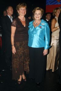 02-09-2006 SHOWBIZZ; KONINKLIJK AMSTERDAM DINER 2006. Heel ingetogen begon de veertiende editie van het jaarlijkse Amsterdam Diner voor aidsbestrijding in de volgepakte Heineken Music Hall.Maar op het einde swngde het als nooit tevoren.Meer dan 1200 gasten genoten van muziek,eten en drinken.
foto: Albert den Iseger.