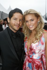04-09-2006 SHOWBIZZ; VEERTIENDE EDITIE VAN AMSTERDAM DINER VOOR AIDSBESTRIJDING. Het was dit keer een Koninklijk Amsterdam Diner daar Prinses Mabel en Prins Friso aanwezig waren en zich kostelijk vermaakten tussen de vele gasten. De 1300 gasten genoten van veel life muziek van o.a.Angela Groothuizen,Ronnie Tober,Vulcano,Denise Jannah,Sandra Reemer, Liesbeth List en Ramses Shaffy en uit Amerika The Gibson Brothers.De avond begon met een emotioneel op treden van Ramses Shaffy die iedereen kippevel bezorgde. Robert Weyhenke de initiatiefnemer  van dit gala  kan terug kijken op een zeer geslaagde avond met een opbrengst van 460.000 euro voor de bestrijding van aids. Vele prominente gasten waren de gehele avond aanwezig namelijk: Boris Dittrich-Estelle Gullit-Tom Westenmeijer-Mart Visser-Frans Molenaar-Addy van den Krommenacker-Marisa Polin-Hans Hoogervorst-Ans en Sigrid Markus-Frits Wester-Leotien Borsato en Leco van Zadelhoff-Neelie Smit Kroes-Barbara de Loor-Jan Driessen-Mark Rutte-Tineke Verburg-Evert Santegoeds-Michiel en Pauline Mol-Ed Nijpels-John Jaakke-Ada Kok- Joop Wijn en natuurlijk Prins Friso en Prinses Mabel die maar niet genoeg konden krijgen van alle aandacht en genoten daarvan ook met volle teugen. Al met al een zeer geslaagde avond voor het goede doel.
foto: Albert den Iseger.