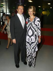 04-09-2006 SHOWBIZZ; VEERTIENDE EDITIE VAN AMSTERDAM DINER VOOR AIDSBESTRIJDING. Het was dit keer een Koninklijk Amsterdam Diner daar Prinses Mabel en Prins Friso aanwezig waren en zich kostelijk vermaakten tussen de vele gasten. De 1300 gasten genoten van veel life muziek van o.a.Angela Groothuizen,Ronnie Tober,Vulcano,Denise Jannah,Sandra Reemer, Liesbeth List en Ramses Shaffy en uit Amerika The Gibson Brothers.De avond begon met een emotioneel op treden van Ramses Shaffy die iedereen kippevel bezorgde. Robert Weyhenke de initiatiefnemer van dit gala kan terug kijken op een zeer geslaagde avond met een opbrengst van 460.000 euro voor de bestrijding van aids. Vele prominente gasten waren de gehele avond aanwezig namelijk: Boris Dittrich-Estelle Gullit-Tom Westenmeijer-Mart Visser-Frans Molenaar-Addy van den Krommenacker-Marisa Polin-Hans Hoogervorst-Ans en Sigrid Markus-Frits Wester-Leotien Borsato en Leco van Zadelhoff-Neelie Smit Kroes-Barbara de Loor-Jan Driessen-Mark Rutte-Tineke Verburg-Evert Santegoeds-Michiel en Pauline Mol-Ed Nijpels-John Jaakke-Ada Kok- Joop Wijn en natuurlijk Prins Friso en Prinses Mabel die maar niet genoeg konden krijgen van alle aandacht en genoten daarvan ook met volle teugen. Al met al een zeer geslaagde avond voor het goede doel. 
foto: Albert den Iseger.