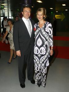 04-09-2006 SHOWBIZZ; VEERTIENDE EDITIE VAN AMSTERDAM DINER VOOR AIDSBESTRIJDING. Het was dit keer een Koninklijk Amsterdam Diner daar Prinses Mabel en Prins Friso aanwezig waren en zich kostelijk vermaakten tussen de vele gasten. De 1300 gasten genoten van veel life muziek van o.a.Angela Groothuizen,Ronnie Tober,Vulcano,Denise Jannah,Sandra Reemer, Liesbeth List en Ramses Shaffy en uit Amerika The Gibson Brothers.De avond begon met een emotioneel op treden van Ramses Shaffy die iedereen kippevel bezorgde. Robert Weyhenke de initiatiefnemer van dit gala kan terug kijken op een zeer geslaagde avond met een opbrengst van 460.000 euro voor de bestrijding van aids. Vele prominente gasten waren de gehele avond aanwezig namelijk: Boris Dittrich-Estelle Gullit-Tom Westenmeijer-Mart Visser-Frans Molenaar-Addy van den Krommenacker-Marisa Polin-Hans Hoogervorst-Ans en Sigrid Markus-Frits Wester-Leotien Borsato en Leco van Zadelhoff-Neelie Smit Kroes-Barbara de Loor-Jan Driessen-Mark Rutte-Tineke Verburg-Evert Santegoeds-Michiel en Pauline Mol-Ed Nijpels-John Jaakke-Ada Kok- Joop Wijn en natuurlijk Prins Friso en Prinses Mabel die maar niet genoeg konden krijgen van alle aandacht en genoten daarvan ook met volle teugen. Al met al een zeer geslaagde avond voor het goede doel. 
foto: Albert den Iseger.