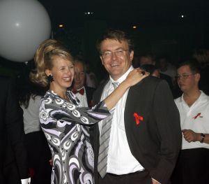 04-09-2006 SHOWBIZZ; VEERTIENDE EDITIE VAN AMSTERDAM DINER VOOR AIDSBESTRIJDING. Het was dit keer een Koninklijk Amsterdam Diner daar Prinses Mabel en Prins Friso aanwezig waren en zich kostelijk vermaakten tussen de vele gasten. De 1300 gasten genoten van veel life muziek van o.a.Angela Groothuizen,Ronnie Tober,Vulcano,Denise Jannah,Sandra Reemer, Liesbeth List en Ramses Shaffy en uit Amerika The Gibson Brothers.De avond begon met een emotioneel op treden van Ramses Shaffy die iedereen kippevel bezorgde. Robert Weyhenke de initiatiefnemer van dit gala kan terug kijken op een zeer geslaagde avond met een opbrengst van 460.000 euro voor de bestrijding van aids. Vele prominente gasten waren de gehele avond aanwezig namelijk: Boris Dittrich-Estelle Gullit-Tom Westenmeijer-Mart Visser-Frans Molenaar-Addy van den Krommenacker-Marisa Polin-Hans Hoogervorst-Ans en Sigrid Markus-Frits Wester-Leotien Borsato en Leco van Zadelhoff-Neelie Smit Kroes-Barbara de Loor-Jan Driessen-Mark Rutte-Tineke Verburg-Evert Santegoeds-Michiel en Pauline Mol-Ed Nijpels-John Jaakke-Ada Kok- Joop Wijn en natuurlijk Prins Friso en Prinses Mabel die maar niet genoeg konden krijgen van alle aandacht en genoten daarvan ook met volle teugen. Al met al een zeer geslaagde avond voor het goede doel. 
foto: Albert den Iseger.