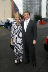 04-09-2006 SHOWBIZZ; VEERTIENDE EDITIE VAN AMSTERDAM DINER VOOR AIDSBESTRIJDING. Het was dit keer een Koninklijk Amsterdam Diner daar Prinses Mabel en Prins Friso aanwezig waren en zich kostelijk vermaakten tussen de vele gasten. De 1300 gasten genoten van veel life muziek van o.a.Angela Groothuizen,Ronnie Tober,Vulcano,Denise Jannah,Sandra Reemer, Liesbeth List en Ramses Shaffy en uit Amerika The Gibson Brothers.De avond begon met een emotioneel op treden van Ramses Shaffy die iedereen kippevel bezorgde. Robert Weyhenke de initiatiefnemer van dit gala kan terug kijken op een zeer geslaagde avond met een opbrengst van 460.000 euro voor de bestrijding van aids. Vele prominente gasten waren de gehele avond aanwezig namelijk: Boris Dittrich-Estelle Gullit-Tom Westenmeijer-Mart Visser-Frans Molenaar-Addy van den Krommenacker-Marisa Polin-Hans Hoogervorst-Ans en Sigrid Markus-Frits Wester-Leotien Borsato en Leco van Zadelhoff-Neelie Smit Kroes-Barbara de Loor-Jan Driessen-Mark Rutte-Tineke Verburg-Evert Santegoeds-Michiel en Pauline Mol-Ed Nijpels-John Jaakke-Ada Kok- Joop Wijn en natuurlijk Prins Friso en Prinses Mabel die maar niet genoeg konden krijgen van alle aandacht en genoten daarvan ook met volle teugen. Al met al een zeer geslaagde avond voor het goede doel. 
foto: Albert den Iseger.