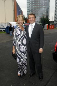 04-09-2006 SHOWBIZZ; VEERTIENDE EDITIE VAN AMSTERDAM DINER VOOR AIDSBESTRIJDING. Het was dit keer een Koninklijk Amsterdam Diner daar Prinses Mabel en Prins Friso aanwezig waren en zich kostelijk vermaakten tussen de vele gasten. De 1300 gasten genoten van veel life muziek van o.a.Angela Groothuizen,Ronnie Tober,Vulcano,Denise Jannah,Sandra Reemer, Liesbeth List en Ramses Shaffy en uit Amerika The Gibson Brothers.De avond begon met een emotioneel op treden van Ramses Shaffy die iedereen kippevel bezorgde. Robert Weyhenke de initiatiefnemer van dit gala kan terug kijken op een zeer geslaagde avond met een opbrengst van 460.000 euro voor de bestrijding van aids. Vele prominente gasten waren de gehele avond aanwezig namelijk: Boris Dittrich-Estelle Gullit-Tom Westenmeijer-Mart Visser-Frans Molenaar-Addy van den Krommenacker-Marisa Polin-Hans Hoogervorst-Ans en Sigrid Markus-Frits Wester-Leotien Borsato en Leco van Zadelhoff-Neelie Smit Kroes-Barbara de Loor-Jan Driessen-Mark Rutte-Tineke Verburg-Evert Santegoeds-Michiel en Pauline Mol-Ed Nijpels-John Jaakke-Ada Kok- Joop Wijn en natuurlijk Prins Friso en Prinses Mabel die maar niet genoeg konden krijgen van alle aandacht en genoten daarvan ook met volle teugen. Al met al een zeer geslaagde avond voor het goede doel. 
foto: Albert den Iseger.