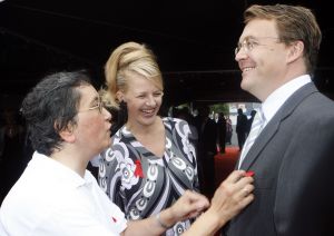 04-09-2006 SHOWBIZZ; VEERTIENDE EDITIE VAN AMSTERDAM DINER VOOR AIDSBESTRIJDING. Het was dit keer een Koninklijk Amsterdam Diner daar Prinses Mabel en Prins Friso aanwezig waren en zich kostelijk vermaakten tussen de vele gasten. De 1300 gasten genoten van veel life muziek van o.a.Angela Groothuizen,Ronnie Tober,Vulcano,Denise Jannah,Sandra Reemer, Liesbeth List en Ramses Shaffy en uit Amerika The Gibson Brothers.De avond begon met een emotioneel op treden van Ramses Shaffy die iedereen kippevel bezorgde. Robert Weyhenke de initiatiefnemer van dit gala kan terug kijken op een zeer geslaagde avond met een opbrengst van 460.000 euro voor de bestrijding van aids. Vele prominente gasten waren de gehele avond aanwezig namelijk: Boris Dittrich-Estelle Gullit-Tom Westenmeijer-Mart Visser-Frans Molenaar-Addy van den Krommenacker-Marisa Polin-Hans Hoogervorst-Ans en Sigrid Markus-Frits Wester-Leotien Borsato en Leco van Zadelhoff-Neelie Smit Kroes-Barbara de Loor-Jan Driessen-Mark Rutte-Tineke Verburg-Evert Santegoeds-Michiel en Pauline Mol-Ed Nijpels-John Jaakke-Ada Kok- Joop Wijn en natuurlijk Prins Friso en Prinses Mabel die maar niet genoeg konden krijgen van alle aandacht en genoten daarvan ook met volle teugen. Al met al een zeer geslaagde avond voor het goede doel. 
foto: Albert den Iseger.