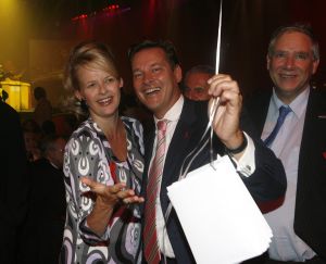 04-09-2006 SHOWBIZZ; VEERTIENDE EDITIE VAN AMSTERDAM DINER VOOR AIDSBESTRIJDING. Het was dit keer een Koninklijk Amsterdam Diner daar Prinses Mabel en Prins Friso aanwezig waren en zich kostelijk vermaakten tussen de vele gasten. De 1300 gasten genoten van veel life muziek van o.a.Angela Groothuizen,Ronnie Tober,Vulcano,Denise Jannah,Sandra Reemer, Liesbeth List en Ramses Shaffy en uit Amerika The Gibson Brothers.De avond begon met een emotioneel op treden van Ramses Shaffy die iedereen kippevel bezorgde. Robert Weyhenke de initiatiefnemer  van dit gala  kan terug kijken op een zeer geslaagde avond met een opbrengst van 460.000 euro voor de bestrijding van aids. Vele prominente gasten waren de gehele avond aanwezig namelijk: Boris Dittrich-Estelle Gullit-Tom Westenmeijer-Mart Visser-Frans Molenaar-Addy van den Krommenacker-Marisa Polin-Hans Hoogervorst-Ans en Sigrid Markus-Frits Wester-Leotien Borsato en Leco van Zadelhoff-Neelie Smit Kroes-Barbara de Loor-Jan Driessen-Mark Rutte-Tineke Verburg-Evert Santegoeds-Michiel en Pauline Mol-Ed Nijpels-John Jaakke-Ada Kok- Joop Wijn en natuurlijk Prins Friso en Prinses Mabel die maar niet genoeg konden krijgen van alle aandacht en genoten daarvan ook met volle teugen. Al met al een zeer geslaagde avond voor het goede doel.
foto: Albert den Iseger.