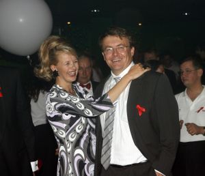 04-09-2006 SHOWBIZZ; VEERTIENDE EDITIE VAN AMSTERDAM DINER VOOR AIDSBESTRIJDING. Het was dit keer een Koninklijk Amsterdam Diner daar Prinses Mabel en Prins Friso aanwezig waren en zich kostelijk vermaakten tussen de vele gasten. De 1300 gasten genoten van veel life muziek van o.a.Angela Groothuizen,Ronnie Tober,Vulcano,Denise Jannah,Sandra Reemer, Liesbeth List en Ramses Shaffy en uit Amerika The Gibson Brothers.De avond begon met een emotioneel op treden van Ramses Shaffy die iedereen kippevel bezorgde. Robert Weyhenke de initiatiefnemer  van dit gala  kan terug kijken op een zeer geslaagde avond met een opbrengst van 460.000 euro voor de bestrijding van aids. Vele prominente gasten waren de gehele avond aanwezig namelijk: Boris Dittrich-Estelle Gullit-Tom Westenmeijer-Mart Visser-Frans Molenaar-Addy van den Krommenacker-Marisa Polin-Hans Hoogervorst-Ans en Sigrid Markus-Frits Wester-Leotien Borsato en Leco van Zadelhoff-Neelie Smit Kroes-Barbara de Loor-Jan Driessen-Mark Rutte-Tineke Verburg-Evert Santegoeds-Michiel en Pauline Mol-Ed Nijpels-John Jaakke-Ada Kok- Joop Wijn en natuurlijk Prins Friso en Prinses Mabel die maar niet genoeg konden krijgen van alle aandacht en genoten daarvan ook met volle teugen. Al met al een zeer geslaagde avond voor het goede doel.
foto: Albert den Iseger.