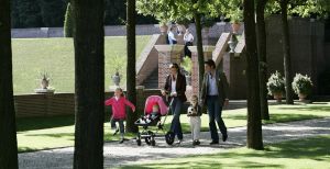 09-09-2006 KONINKLIJK HUIS; FOTOSHOOT VAN PRINS MAURITS EN GEZIN BIJ HET LOO TE APELDOORN.
foto: Albert den Iseger.