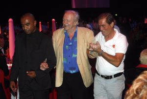 04-09-2006 SHOWBIZZ; VEERTIENDE EDITIE VAN AMSTERDAM DINER VOOR AIDSBESTRIJDING. Het was dit keer een Koninklijk Amsterdam Diner daar Prinses Mabel en Prins Friso aanwezig waren en zich kostelijk vermaakten tussen de vele gasten. De 1300 gasten genoten van veel life muziek van o.a.Angela Groothuizen,Ronnie Tober,Vulcano,Denise Jannah,Sandra Reemer, Liesbeth List en Ramses Shaffy en uit Amerika The Gibson Brothers.De avond begon met een emotioneel op treden van Ramses Shaffy die iedereen kippevel bezorgde. Robert Weyhenke de initiatiefnemer  van dit gala  kan terug kijken op een zeer geslaagde avond met een opbrengst van 460.000 euro voor de bestrijding van aids. Vele prominente gasten waren de gehele avond aanwezig namelijk: Boris Dittrich-Estelle Gullit-Tom Westenmeijer-Mart Visser-Frans Molenaar-Addy van den Krommenacker-Marisa Polin-Hans Hoogervorst-Ans en Sigrid Markus-Frits Wester-Leotien Borsato en Leco van Zadelhoff-Neelie Smit Kroes-Barbara de Loor-Jan Driessen-Mark Rutte-Tineke Verburg-Evert Santegoeds-Michiel en Pauline Mol-Ed Nijpels-John Jaakke-Ada Kok- Joop Wijn en natuurlijk Prins Friso en Prinses Mabel die maar niet genoeg konden krijgen van alle aandacht en genoten daarvan ook met volle teugen. Al met al een zeer geslaagde avond voor het goede doel.
foto: Albert den Iseger.