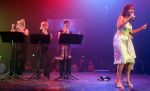 02-09-2006 SHOWBIZZ; KONINKLIJK AMSTERDAM DINER 2006. Heel ingetogen begon de veertiende editie van het jaarlijkse Amsterdam Diner voor aidsbestrijding in de volgepakte Heineken Music Hall.Maar op het einde swngde het als nooit tevoren.Meer dan 1200 gasten genoten van muziek,eten en drinken.
foto: Albert den Iseger.