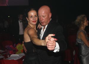 04-09-2006 SHOWBIZZ; VEERTIENDE EDITIE VAN AMSTERDAM DINER VOOR AIDSBESTRIJDING. Het was dit keer een Koninklijk Amsterdam Diner daar Prinses Mabel en Prins Friso aanwezig waren en zich kostelijk vermaakten tussen de vele gasten. De 1300 gasten genoten van veel life muziek van o.a.Angela Groothuizen,Ronnie Tober,Vulcano,Denise Jannah,Sandra Reemer, Liesbeth List en Ramses Shaffy en uit Amerika The Gibson Brothers.De avond begon met een emotioneel op treden van Ramses Shaffy die iedereen kippevel bezorgde. Robert Weyhenke de initiatiefnemer van dit gala kan terug kijken op een zeer geslaagde avond met een opbrengst van 460.000 euro voor de bestrijding van aids. Vele prominente gasten waren de gehele avond aanwezig namelijk: Boris Dittrich-Estelle Gullit-Tom Westenmeijer-Mart Visser-Frans Molenaar-Addy van den Krommenacker-Marisa Polin-Hans Hoogervorst-Ans en Sigrid Markus-Frits Wester-Leotien Borsato en Leco van Zadelhoff-Neelie Smit Kroes-Barbara de Loor-Jan Driessen-Mark Rutte-Tineke Verburg-Evert Santegoeds-Michiel en Pauline Mol-Ed Nijpels-John Jaakke-Ada Kok- Joop Wijn en natuurlijk Prins Friso en Prinses Mabel die maar niet genoeg konden krijgen van alle aandacht en genoten daarvan ook met volle teugen. Al met al een zeer geslaagde avond voor het goede doel. 
foto: Albert den Iseger.