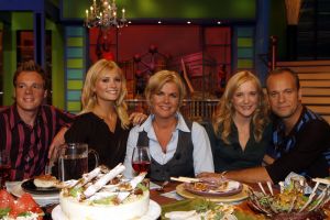 07-09-2006 SHOWBIZZ; SONJA BAKKER PRESENTEERDE VANDAAG HAAR PROGRAMMA  JE ECHTE LEEFTIJD. Tijdens een persvieuwing van de eerste aflevering van JE ECHTE LEEFTIJD beantwoorde Sonja vele vragen van de Nederlandse pers.De dieetgoeroe die ondertussen meer dan 500.000 boeken verkocht adviseerd in haar programma mensen hun levensstijl drachtische te veranderen. Verander de dag waarop je doodga, is een van de stellingen in dit indrukwekkende programma. Woensdag 13 September  21.30 uur op SBS 6.
foto: Albert den Iseger.