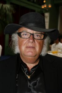 29-08-2006 SHOWBIZZ; LES GENS VOYAGEANTS MET RONALD KOLK MODESHOW WINTER 2006-2007. De kleine man met de grote shows deed het weer eens volop voor de vele genodigden in hotel Krasnapolsky te Amsterdam. Een reisje met Ronald rond de wereld is altijd weer een feest. Veel prachtige creaties sierden de catwalk en de opzienbarende make up en haarwerken werden door de gasten veel vuldig geprezen met applaus.De kleine man Ronald Kolk en zijn team mogen hard aan het werk gaan want de winter nadert en zijn klanten hebben weinig geduld. 
foto: Albert den Iseger.