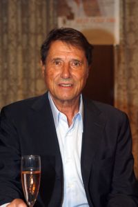 01-09-2006 SHOBIZZ; UDO JURGENS IN NEDERLAND VOOR JARIGE FANCLUB. De Udo Jurgens fanclub Nederland bestond 35 jaar en daarom kwam de 71 jarige zanger over om het feestje mee te vieren.
foto; Albert den Iseger.