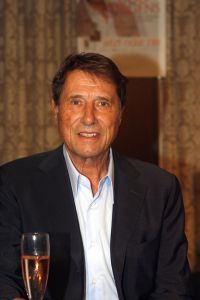 01-09-2006 SHOBIZZ; UDO JURGENS IN NEDERLAND VOOR JARIGE FANCLUB. De Udo Jurgens fanclub Nederland bestond 35 jaar en daarom kwam de 71 jarige zanger over om het feestje mee te vieren.
foto; Albert den Iseger.