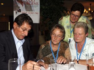 01-09-2006 SHOBIZZ; UDO JURGENS IN NEDERLAND VOOR JARIGE FANCLUB. De Udo Jurgens fanclub Nederland bestond 35 jaar en daarom kwam de 71 jarige zanger over om het feestje mee te vieren.
foto; Albert den Iseger.