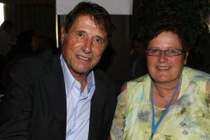 01-09-2006 SHOBIZZ; UDO JURGENS IN NEDERLAND VOOR JARIGE FANCLUB. De Udo Jurgens fanclub Nederland bestond 35 jaar en daarom kwam de 71 jarige zanger over om het feestje mee te vieren.
foto; Albert den Iseger.