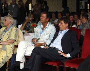 01-09-2006 SHOBIZZ; UDO JURGENS IN NEDERLAND VOOR JARIGE FANCLUB. De Udo Jurgens fanclub Nederland bestond 35 jaar en daarom kwam de 71 jarige zanger over om het feestje mee te vieren.
foto; Albert den Iseger.