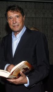 01-09-2006 SHOBIZZ; UDO JURGENS IN NEDERLAND VOOR JARIGE FANCLUB. De Udo Jurgens fanclub Nederland bestond 35 jaar en daarom kwam de 71 jarige zanger over om het feestje mee te vieren.
foto; Albert den Iseger.