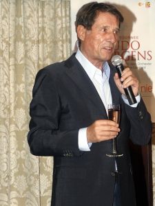 01-09-2006 SHOBIZZ; UDO JURGENS IN NEDERLAND VOOR JARIGE FANCLUB. De Udo Jurgens fanclub Nederland bestond 35 jaar en daarom kwam de 71 jarige zanger over om het feestje mee te vieren.
foto; Albert den Iseger.