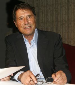 01-09-2006 SHOBIZZ; UDO JURGENS IN NEDERLAND VOOR JARIGE FANCLUB. De Udo Jurgens fanclub Nederland bestond 35 jaar en daarom kwam de 71 jarige zanger over om het feestje mee te vieren.
foto; Albert den Iseger.