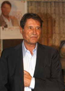 01-09-2006 SHOBIZZ; UDO JURGENS IN NEDERLAND VOOR JARIGE FANCLUB. De Udo Jurgens fanclub Nederland bestond 35 jaar en daarom kwam de 71 jarige zanger over om het feestje mee te vieren.
foto; Albert den Iseger.