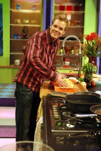 03-09-2006 SHOWBIZZ; LIFE AND COOKING DE EERSTE UITZENDING VAN SEIZOEN 2006-2007. Irene en Carlo hebben er weer zin in, de spontaniteit spetterde weer van de buis op zondagmiddag uiteraard weer met spraakmakende gasten oa. Sonja Bakker de dieetgoeroe die binnenkort haar eigen programma heeft bij SBS met Yfke Sturm het topmodel die het programma  Hollands next top model straks op de buis brengt en natuurlijk de Toppertjes met feest en drank.Voor de hapjes hebben ze weer Vincent en met het fleurige decor moeten ze straks weer vele kijkers trekken op de zondagmiddag vanaf 16.45 uur.
foto: Albert den Iseger.