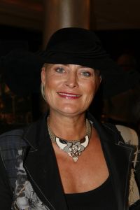 18-09-2006 SHOWBIZZ; SHEILA DE VRIES EN EEN JOINT VENTURE MET L OREAL TESAMEN OP DE CATWALK. De show voerde de naam Sheila de Vries, de collectie droeg kwaliteit uit met verfrissende kleuren waaronder veel de andere kleur zwart namelijk blauw.De prachtige show was voor de eerste keer in de Hotels van Oranje te Noordwijk.Wederom veel bewondering voor Sheila de Vries en haar team. Ook vandaag veel lovende woorden in de Nederlandese Media over de show van Sheila.
foto: Albert den Iseger