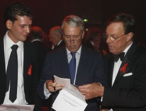 02-09-2006 SHOWBIZZ; KONINKLIJK AMSTERDAM DINER 2006. Heel ingetogen begon de veertiende editie van het jaarlijkse Amsterdam Diner voor aidsbestrijding in de volgepakte Heineken Music Hall.Maar op het einde swngde het als nooit tevoren.Meer dan 1200 gasten genoten van muziek,eten en drinken.
foto: Albert den Iseger.