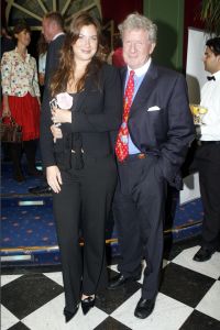 29-08-2006 SHOWBIZZ; LES GENS VOYAGEANTS MET RONALD KOLK MODESHOW WINTER 2006-2007. De kleine man met de grote shows deed het weer eens volop voor de vele genodigden in hotel Krasnapolsky te Amsterdam. Een reisje met Ronald rond de wereld is altijd weer een feest. Veel prachtige creaties sierden de catwalk en de opzienbarende make up en haarwerken werden door de gasten veel vuldig geprezen met applaus.De kleine man Ronald Kolk en zijn team mogen hard aan het werk gaan want de winter nadert en zijn klanten hebben weinig geduld. 
foto: Albert den Iseger.