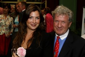29-08-2006 SHOWBIZZ; LES GENS VOYAGEANTS MET RONALD KOLK MODESHOW WINTER 2006-2007. De kleine man met de grote shows deed het weer eens volop voor de vele genodigden in hotel Krasnapolsky te Amsterdam. Een reisje met Ronald rond de wereld is altijd weer een feest. Veel prachtige creaties sierden de catwalk en de opzienbarende make up en haarwerken werden door de gasten veel vuldig geprezen met applaus.De kleine man Ronald Kolk en zijn team mogen hard aan het werk gaan want de winter nadert en zijn klanten hebben weinig geduld. 
foto: Albert den Iseger.