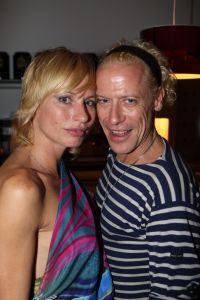 08-09-2007 SHOWBIZZ; KUNSTENAARS OP IBIZA VIEREN FEEST. Kees van Twist, directeur van het Groninger Museum woont al tientallen jaren met enige regelmaat op Ibiza.Zo werd bij hem het idee geboren iets te doen met de kunst van Nederlandse Kunstenaars die de afgelopen halve eeuw korte of lange tijd op Ibiza verbleven.Dat leidde tot het kunstproject VAMOS A IBIZA dat zowel op Ibiza als in Amsterdam te zien zal zijn.
foto: Albert den Iseger.