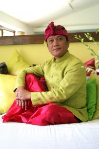 26-09-2007 SHOWBIZZ; TV KOK LONNY GERUNGANG SCHREEF EEN INTERNATIONAAL BOEK. Lonny bekend van De Reistafel wordt de eerste Nederlandse kok van wie een ineternationaal boek verschijnt: The Bali Cookbook. Binnenkort word het boek uitgereikt in Londen.
foto: Albert den Iseger.