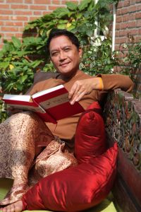 26-09-2007 SHOWBIZZ; TV KOK LONNY GERUNGANG SCHREEF EEN INTERNATIONAAL BOEK. Lonny bekend van De Reistafel wordt de eerste Nederlandse kok van wie een ineternationaal boek verschijnt: The Bali Cookbook. Binnenkort word het boek uitgereikt in Londen.
foto: Albert den Iseger.