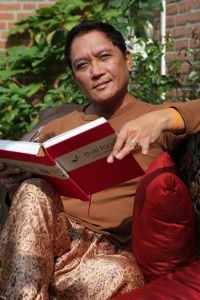 26-09-2007 SHOWBIZZ; TV KOK LONNY GERUNGANG SCHREEF EEN INTERNATIONAAL BOEK. Lonny bekend van De Reistafel wordt de eerste Nederlandse kok van wie een ineternationaal boek verschijnt: The Bali Cookbook. Binnenkort word het boek uitgereikt in Londen.
foto: Albert den Iseger.