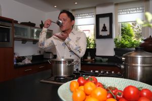 26-09-2007 SHOWBIZZ; TV KOK LONNY GERUNGANG SCHREEF EEN INTERNATIONAAL BOEK. Lonny bekend van De Reistafel wordt de eerste Nederlandse kok van wie een ineternationaal boek verschijnt: The Bali Cookbook. Binnenkort word het boek uitgereikt in Londen.
foto: Albert den Iseger.