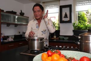 26-09-2007 SHOWBIZZ; TV KOK LONNY GERUNGANG SCHREEF EEN INTERNATIONAAL BOEK. Lonny bekend van De Reistafel wordt de eerste Nederlandse kok van wie een ineternationaal boek verschijnt: The Bali Cookbook. Binnenkort word het boek uitgereikt in Londen.
foto: Albert den Iseger.