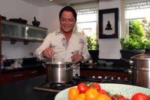 26-09-2007 SHOWBIZZ; TV KOK LONNY GERUNGANG SCHREEF EEN INTERNATIONAAL BOEK. Lonny bekend van De Reistafel wordt de eerste Nederlandse kok van wie een ineternationaal boek verschijnt: The Bali Cookbook. Binnenkort word het boek uitgereikt in Londen.
foto: Albert den Iseger.