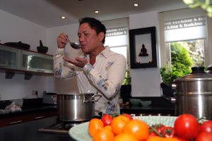 26-09-2007 SHOWBIZZ; TV KOK LONNY GERUNGANG SCHREEF EEN INTERNATIONAAL BOEK. Lonny bekend van De Reistafel wordt de eerste Nederlandse kok van wie een ineternationaal boek verschijnt: The Bali Cookbook. Binnenkort word het boek uitgereikt in Londen.
foto: Albert den Iseger.