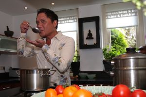 26-09-2007 SHOWBIZZ; TV KOK LONNY GERUNGANG SCHREEF EEN INTERNATIONAAL BOEK. Lonny bekend van De Reistafel wordt de eerste Nederlandse kok van wie een ineternationaal boek verschijnt: The Bali Cookbook. Binnenkort word het boek uitgereikt in Londen.
foto: Albert den Iseger.