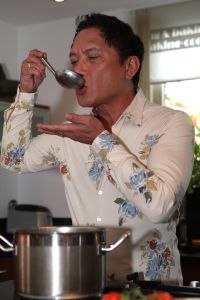26-09-2007 SHOWBIZZ; TV KOK LONNY GERUNGANG SCHREEF EEN INTERNATIONAAL BOEK. Lonny bekend van De Reistafel wordt de eerste Nederlandse kok van wie een ineternationaal boek verschijnt: The Bali Cookbook. Binnenkort word het boek uitgereikt in Londen.
foto: Albert den Iseger.