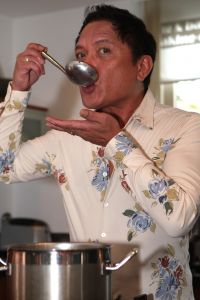 26-09-2007 SHOWBIZZ; TV KOK LONNY GERUNGANG SCHREEF EEN INTERNATIONAAL BOEK. Lonny bekend van De Reistafel wordt de eerste Nederlandse kok van wie een ineternationaal boek verschijnt: The Bali Cookbook. Binnenkort word het boek uitgereikt in Londen.
foto: Albert den Iseger. 26-09-2007 SHOWBIZZ; TV KOK LONNY GERUNGANG SCHREEF EEN INTERNATIONAAL BOEK. Lonny bekend van De Reistafel wordt de eerste Nederlandse kok van wie een ineternationaal boek verschijnt: The Bali Cookbook. Binnenkort word het boek uitgereikt in Londen.
foto: Albert den Iseger.
