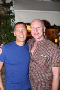 08-09-2007 SHOWBIZZ; KUNSTENAARS OP IBIZA VIEREN FEEST. Kees van Twist, directeur van het Groninger Museum woont al tientallen jaren met enige regelmaat op Ibiza.Zo werd bij hem het idee geboren iets te doen met de kunst van Nederlandse Kunstenaars die de afgelopen halve eeuw korte of lange tijd op Ibiza verbleven.Dat leidde tot het kunstproject VAMOS A IBIZA dat zowel op Ibiza als in Amsterdam te zien zal zijn.
foto: Albert den Iseger.