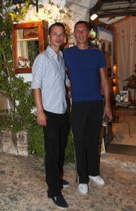 08-09-2007 SHOWBIZZ; KUNSTENAARS OP IBIZA VIEREN FEEST. Kees van Twist, directeur van het Groninger Museum woont al tientallen jaren met enige regelmaat op Ibiza.Zo werd bij hem het idee geboren iets te doen met de kunst van Nederlandse Kunstenaars die de afgelopen halve eeuw korte of lange tijd op Ibiza verbleven.Dat leidde tot het kunstproject VAMOS A IBIZA dat zowel op Ibiza als in Amsterdam te zien zal zijn.
foto: Albert den Iseger.