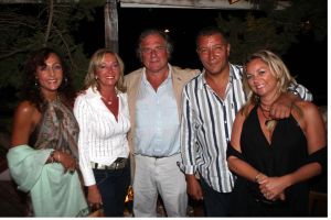 08-09-2007 SHOWBIZZ; KUNSTENAARS OP IBIZA VIEREN FEEST. Kees van Twist, directeur van het Groninger Museum woont al tientallen jaren met enige regelmaat op Ibiza.Zo werd bij hem het idee geboren iets te doen met de kunst van Nederlandse Kunstenaars die de afgelopen halve eeuw korte of lange tijd op Ibiza verbleven.Dat leidde tot het kunstproject VAMOS A IBIZA dat zowel op Ibiza als in Amsterdam te zien zal zijn.
foto: Albert den Iseger.