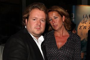 28-09-2007 SHOWBIZZ; EX VROUW VAN JACK SPIJKERMAN HEEFT NIEUWE LIEFDE. Jennemiek geniet met volle teugen van haar nieuwe minnaar Henk Mooyekind, een Noordwijkse makelaar. Jennemiek brengt al haar vrije tijd door met haar Henk en loopt het ene na het andere feestje af met haar nieuwe lover. Jennemiek en Henk zijn vaak te vinden in zijn Noordwijkse Penthouse en hebben het erg gezellig aldus een vriendin.
foto: Albert den Iseger